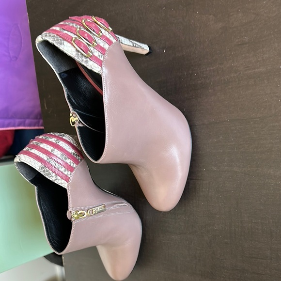 Elegant Brown and Pink Heeled Boots with Sophisticated Design - Picture 4 of 6